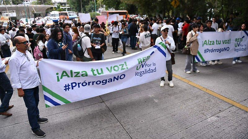 Protesta de estudiantes de la Universidad Veracruzana contra prórroga de Martín Aguilar Sánchez